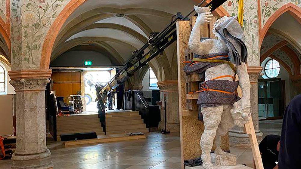 Präzise Einbringung großformatiger Skulpturen von Markus Lüpertz in Regensburg