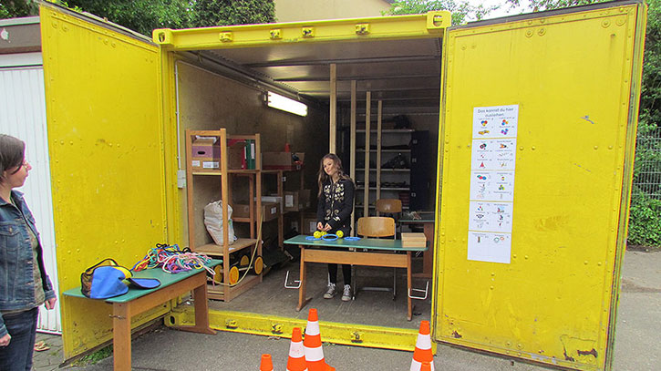 Begeisterte Kids: Niesen spendet Container als Spielgeräte-Lager an Mülheimer Realschule.