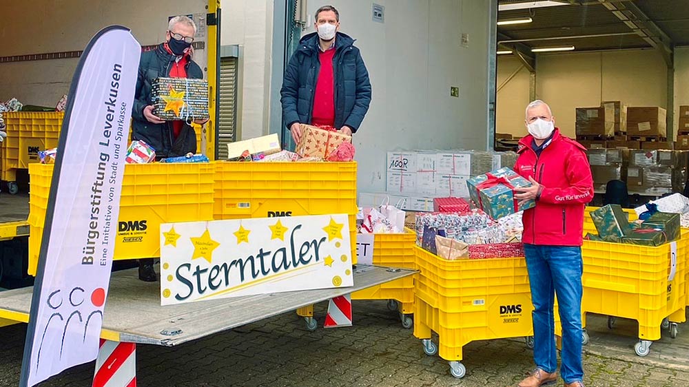 Weihnachtsmann mit dem gelben Schlitten. NIESEN ist aktiver Teil der Spendenaktion »Sterntaler«