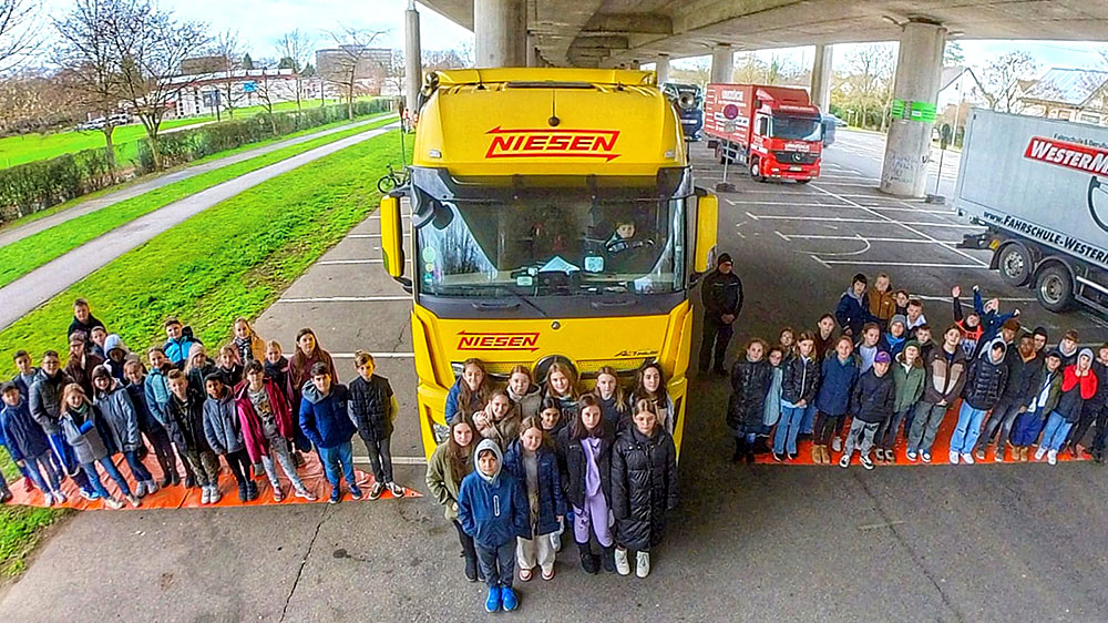 Aktionstag »Toter Winkel«: Ganze Schulklassen verschwinden im Sichtfeld der LKW-Fahrer