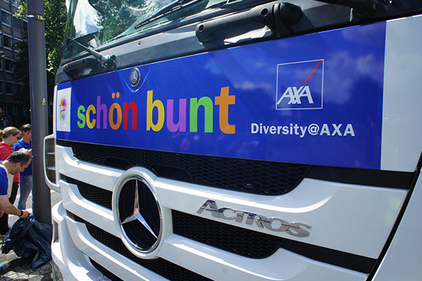 AXA-Logo mit Motto »Schön bunt«