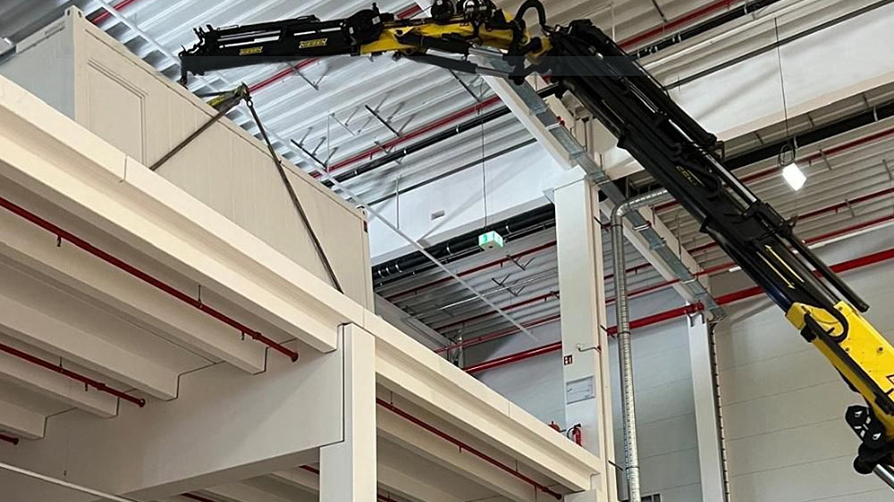 Containeranlage auf 8 Metern Höhe: NIESEN installiert Module per Kran-LKW