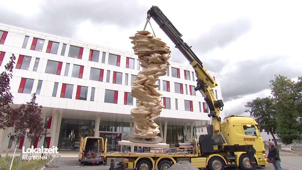NIESEN bringt Tony-Cragg-Skulptur an ihren neuen Standort