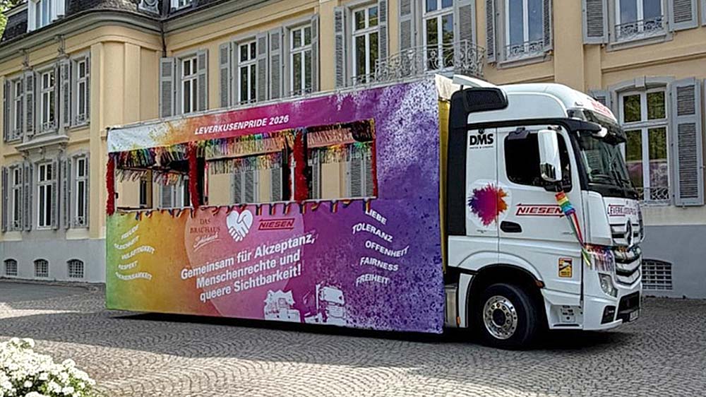 CSD-Truck vor Museum Morsbroich CSD-Truck vor Museum Morsbroich