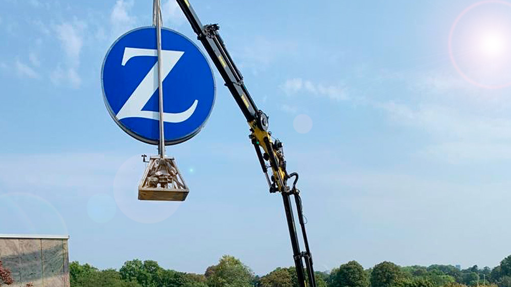 Ende einer Ära: Zurich-Logo verschwindet neben der Kölner Zoobrücke