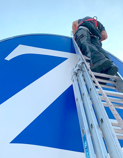 Demontage der Zurich-Logos Demontage der Zurich-Logos