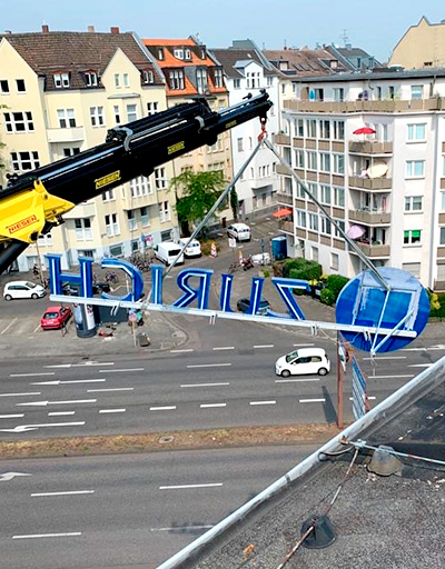 Zurich-Schriftzug schwebt über Köln Zurich-Schriftzug schwebt über Köln