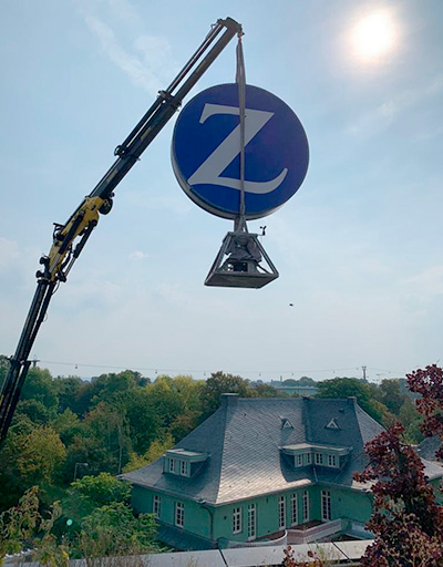 Zurich-Logo hängt am NIESEN-Kran Zurich-Logo hängt am NIESEN-Kran