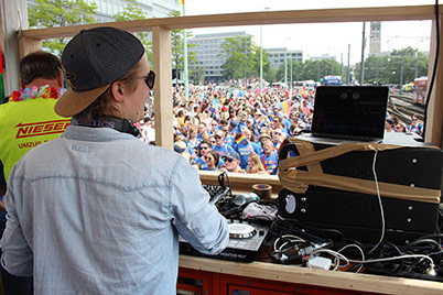 DJ auf dem AXA/NIESEN-Lkw