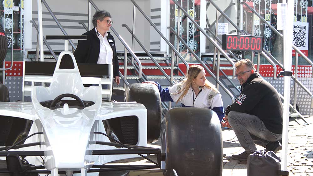 Wettbewerb: Räderwechsel am Rennwagen Wettbewerb: Räderwechsel am Rennwagen