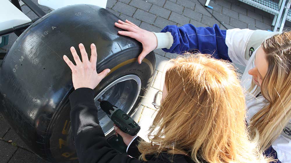 Wettbewerb: Frau wechselt Reifen Wettbewerb: Frau wechselt Reifen