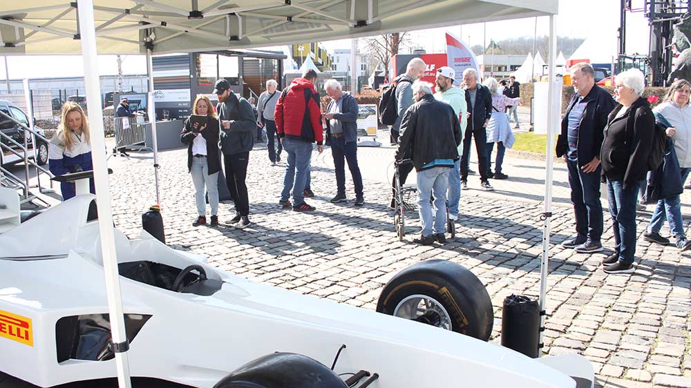 Besucher am Messestand Besucher am Messestand