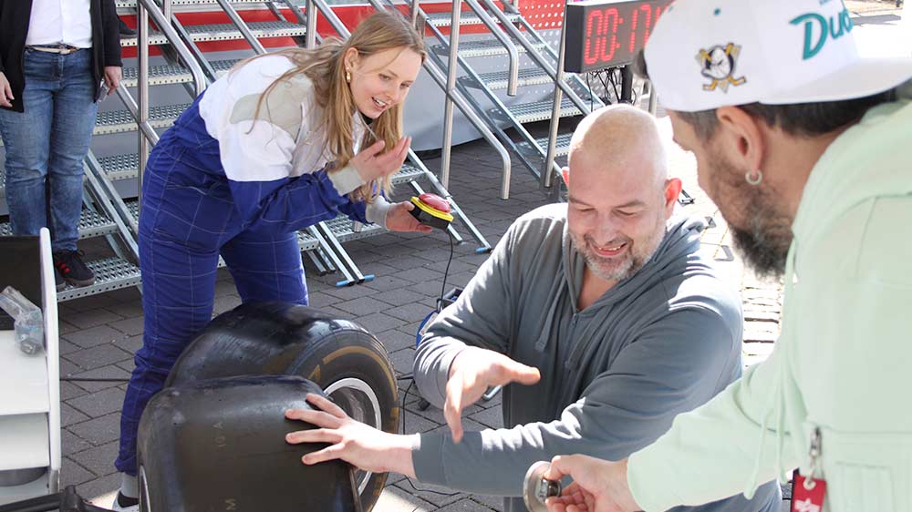 Wettbewerb: Zwei Männer wechseln Reifen Wettbewerb: Zwei Männer wechseln Reifen