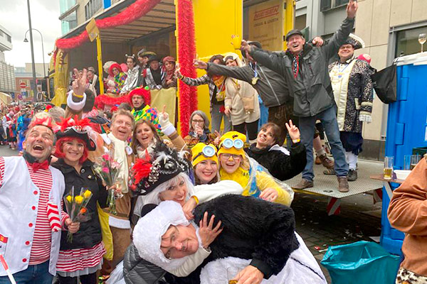 NIESEN-Karnevalisten bei Rosenmontagszug in Köln