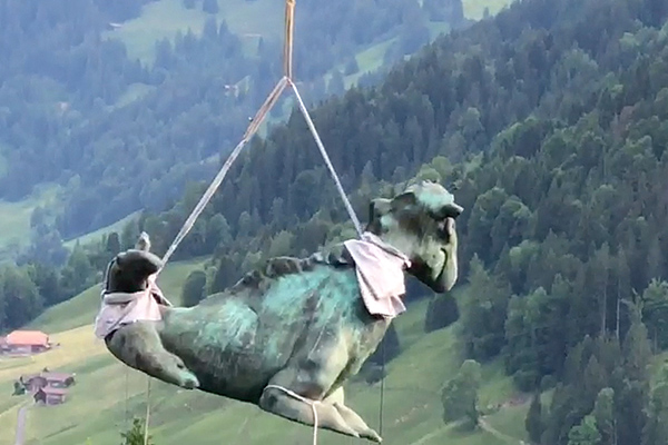 Skulptur »Das Dritte Tier« schwebt am Helikopter durch die Lüfte