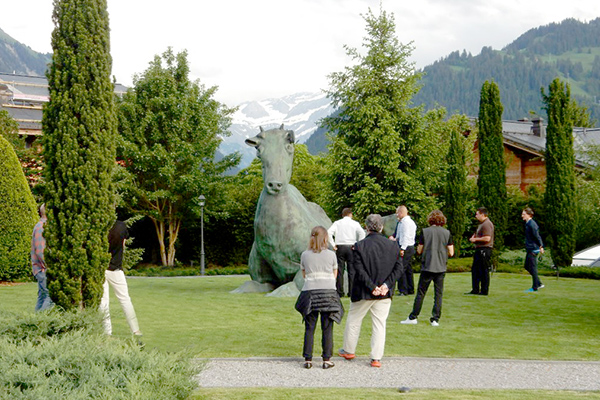 Besucher betrachten die Skulptur von Thomas Schütte