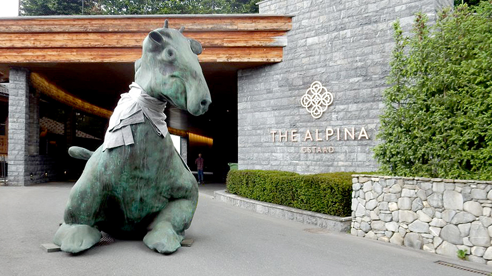 Skulptur »Das Dritte Tier« von Thomas Schütte vor Alpina Hotel in Gstaad, Schweiz