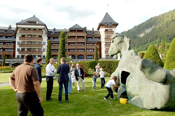 Platzierte Skulptur im Park des Alpina Hotels, Gstaad, Schweiz