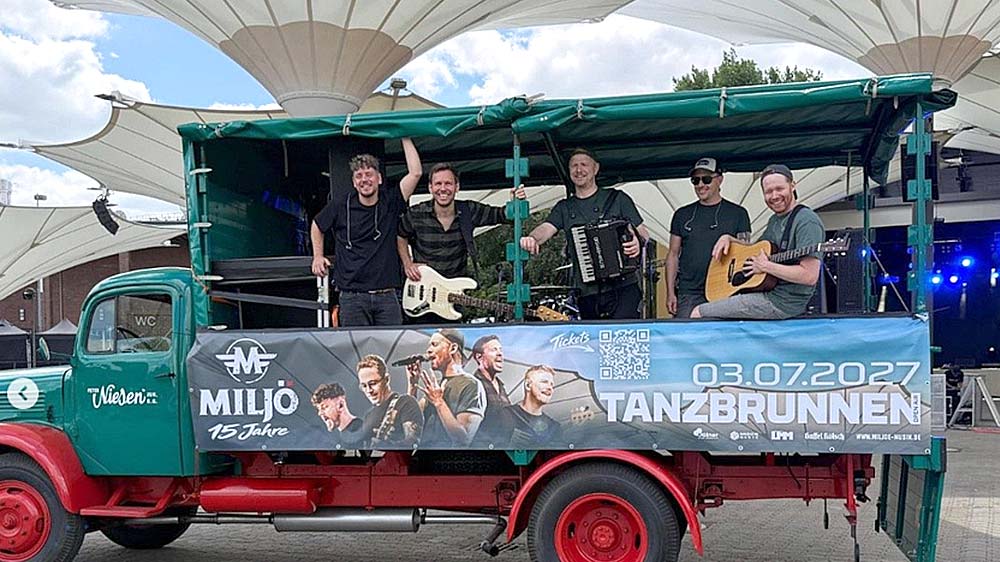 Band Miljö auf Oldtimer-Truck Band Miljö auf Oldtimer-Truck