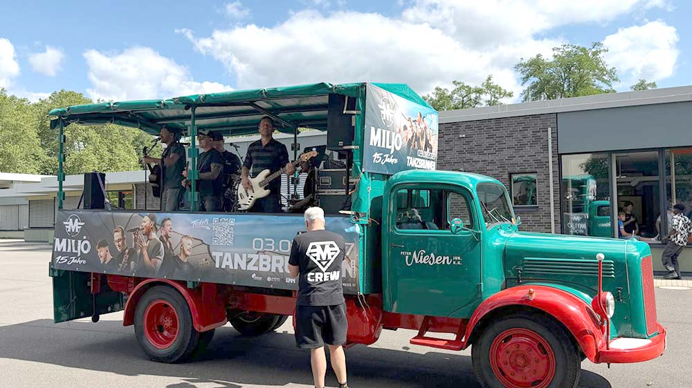 Band Miljö auf Oldtimer-Truck Band Miljö auf Oldtimer-Truck