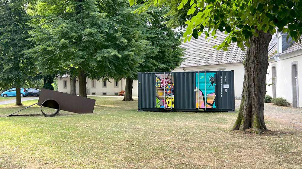 Spray-Kunstwerke vor Museum Spray-Kunstwerke vor Museum