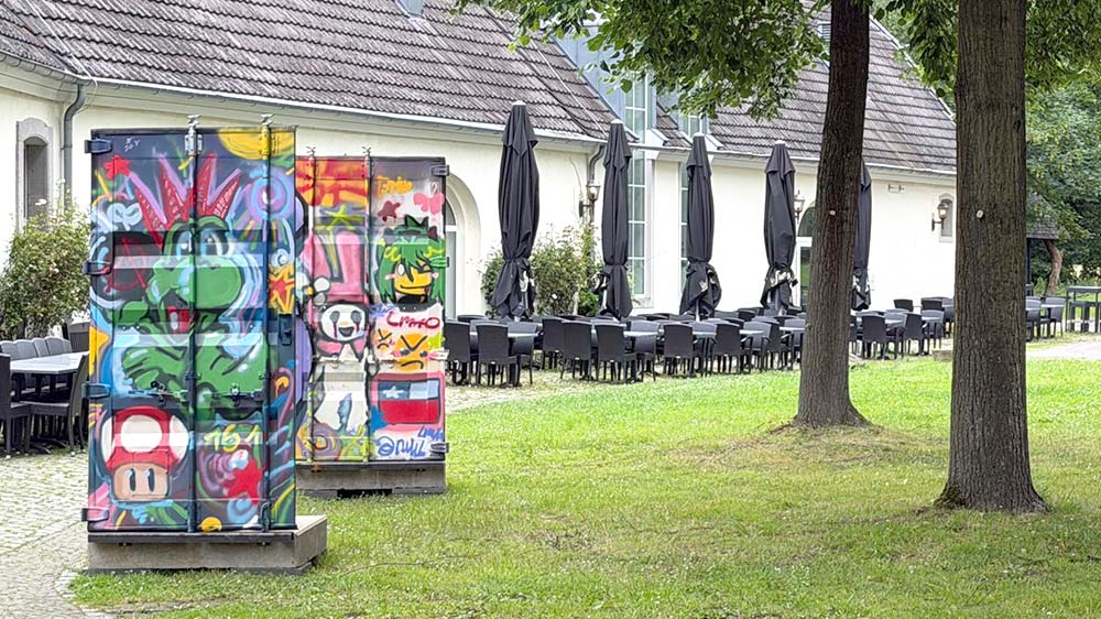 Spray-Kunstwerke vor Museum Spray-Kunstwerke vor Museum