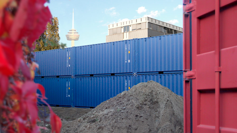 Ungewöhnliche Schallschutzwand: Lagercontainer schützen Anwohner vor Lärm