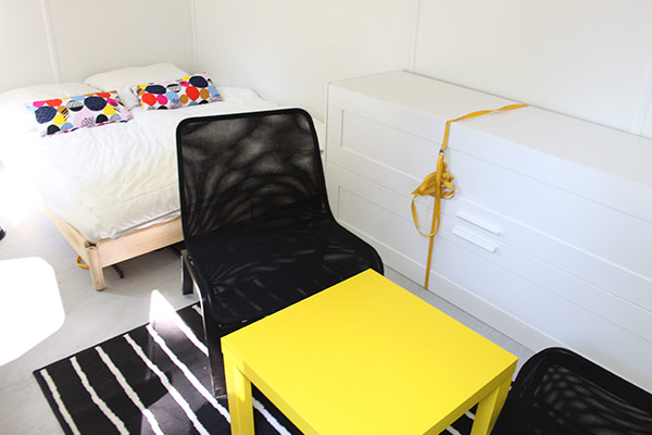 Schlafcontainer mit Möbeln von IKEA