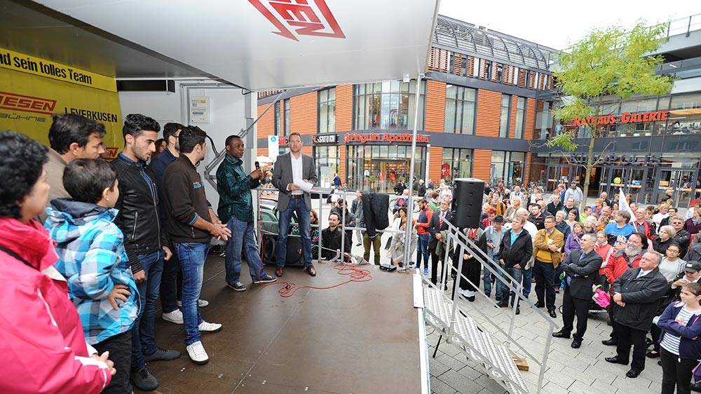 Stage Truck von NIESEN unterstützt Willkommensfest für Flüchtlinge in Leverkusen