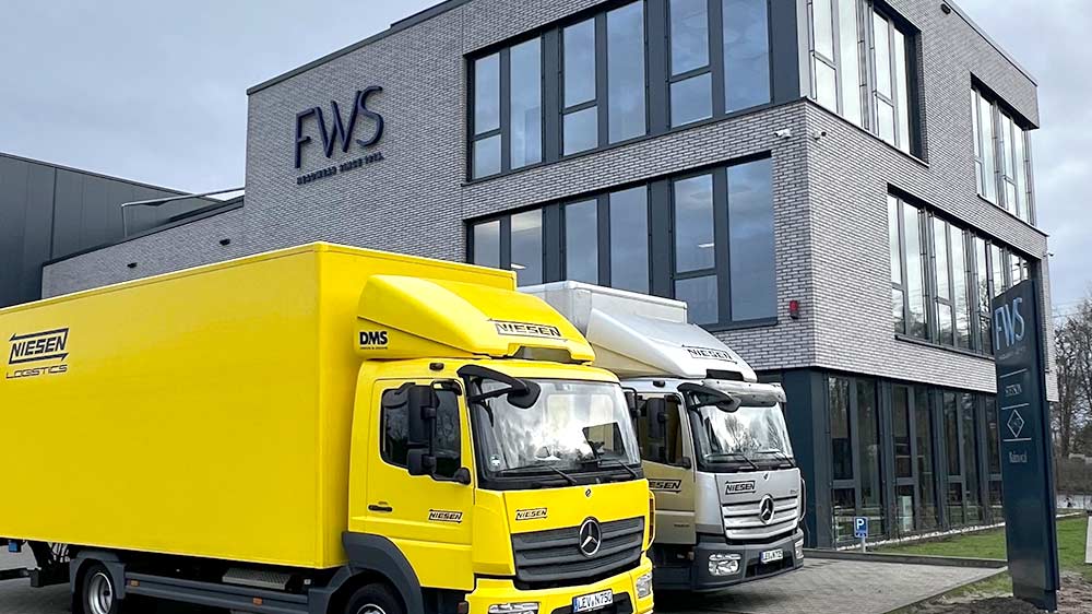 NIESEN-Lkw vor neuem FWS-Gebäude