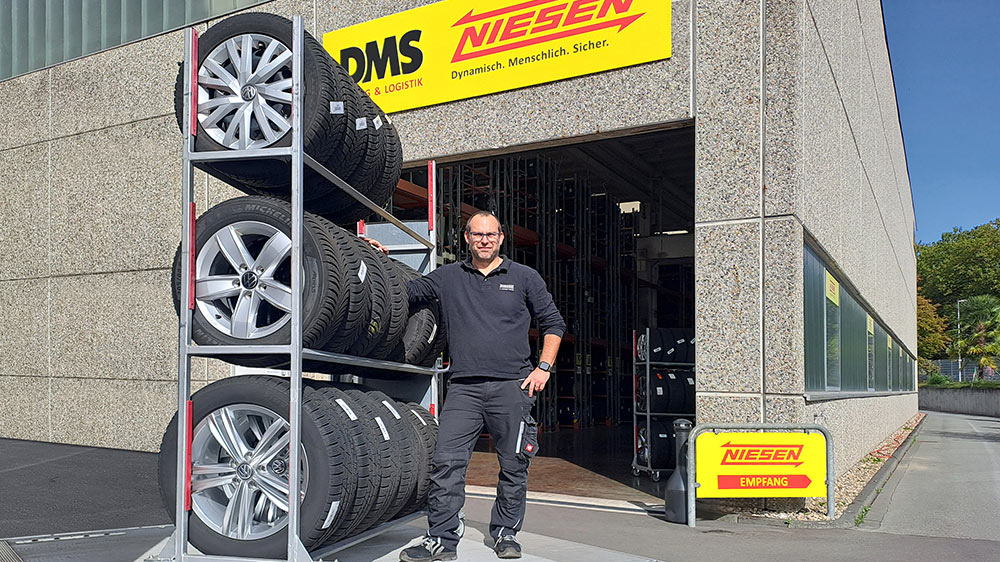 Mitarbeiter mit Räder-Transportwagen Mitarbeiter mit Räder-Transportwagen