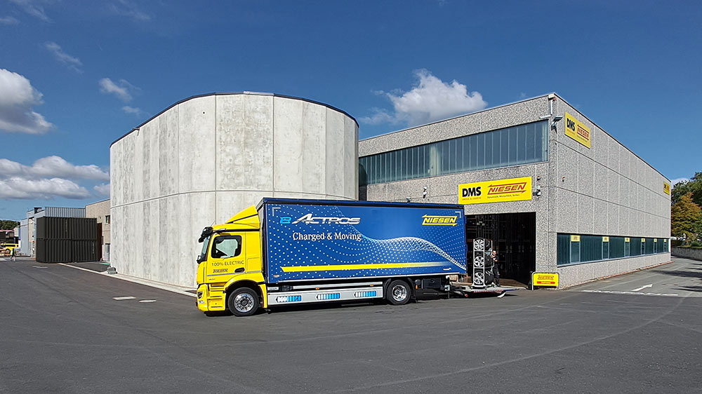 Elektro-LKW vor der Logistikhalle