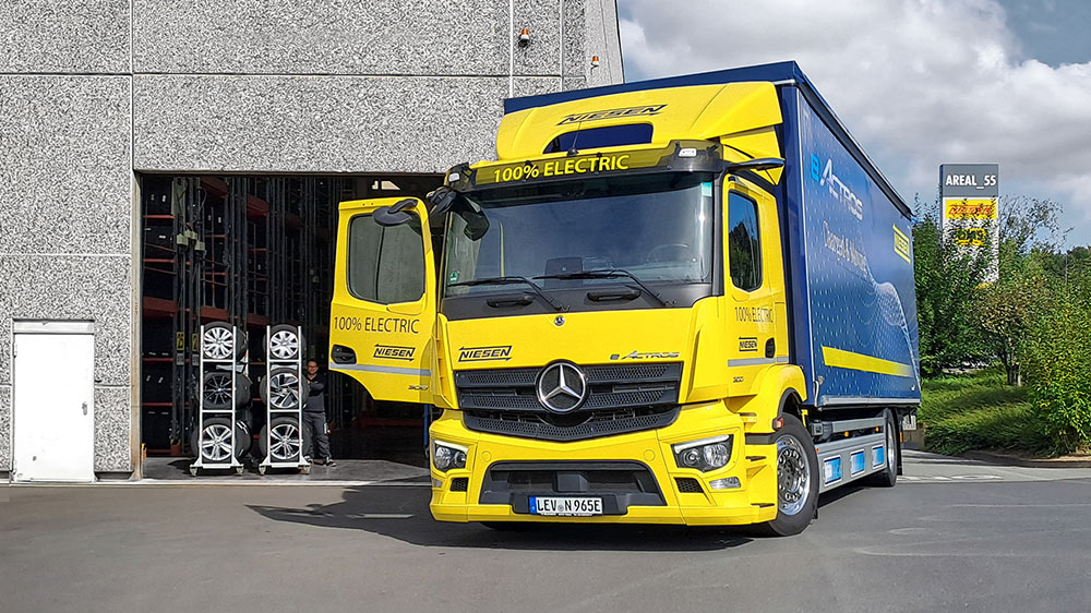 Electro-Actros vor Lagertor Electro-Actros vor Lagertor