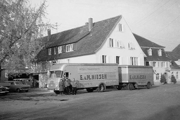 Lkw-Zug der Firma E. M. Niesen