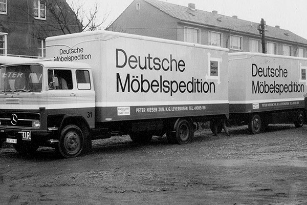 Lkw-Zug mit Beschriftung der DMS Deutsche Möbelspedition