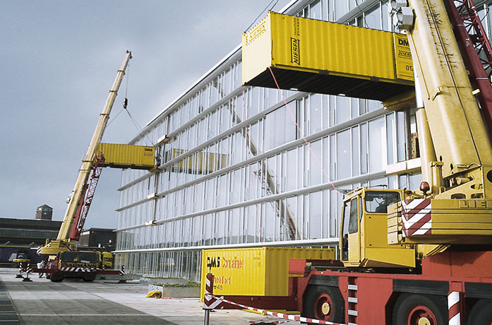 Großer Firmenumzug mit Kran-Containersystem